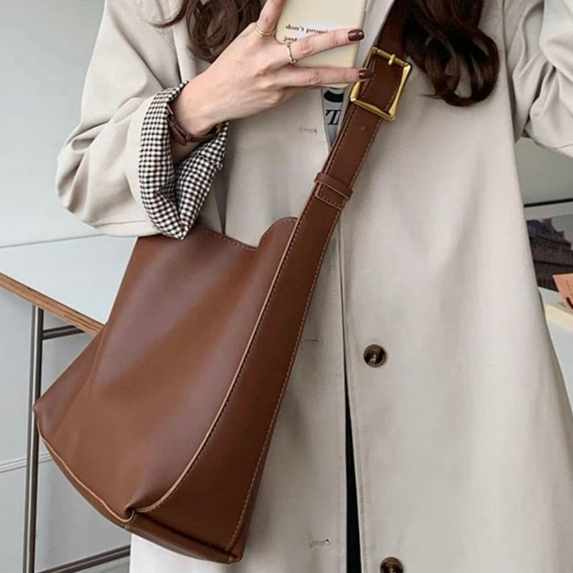 The Julie Shoulder Bag - Effortless Style Meets Everyday Functionality